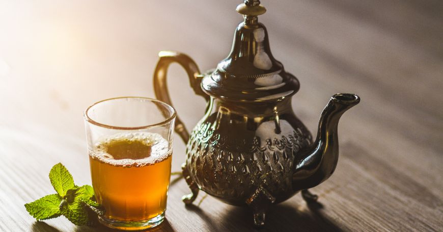 teiera e bicchiere di tè alla menta del marocco